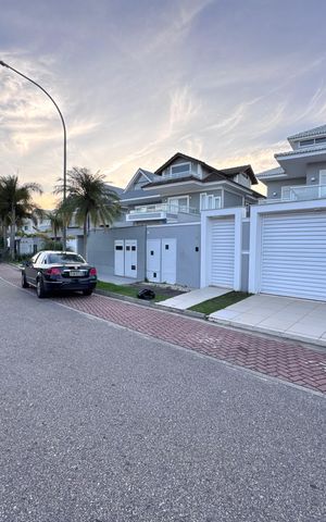 Casa de condomínio à venda com 290m², 4 quartos e 3 vagas Casa de condomínio à venda com 290m², 4 quartos e 3 vagasFachada