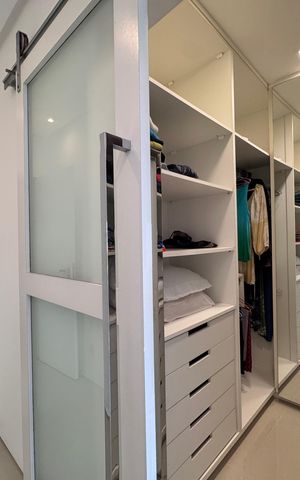 Casa de condomínio à venda com 290m², 4 quartos e 3 vagas Casa de condomínio à venda com 290m², 4 quartos e 3 vagasSuíte 1 - Closet