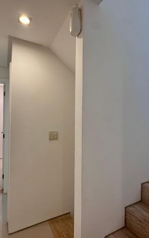 Casa de condomínio à venda com 290m², 4 quartos e 3 vagas Casa de condomínio à venda com 290m², 4 quartos e 3 vagasEscada