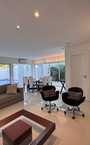 Casa de condomínio à venda com 290m², 4 quartos e 3 vagas Casa de condomínio à venda com 290m², 4 quartos e 3 vagasSala