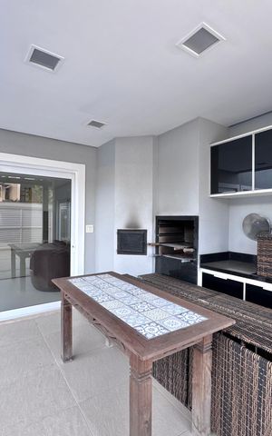 Casa de condomínio à venda com 290m², 4 quartos e 3 vagas Casa de condomínio à venda com 290m², 4 quartos e 3 vagasÁrea externa