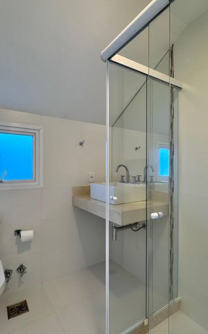 Casa de condomínio à venda com 290m², 4 quartos e 3 vagas Casa de condomínio à venda com 290m², 4 quartos e 3 vagasSótão - Banheiro