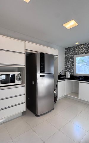Casa de condomínio à venda com 290m², 4 quartos e 3 vagas Casa de condomínio à venda com 290m², 4 quartos e 3 vagasCozinha