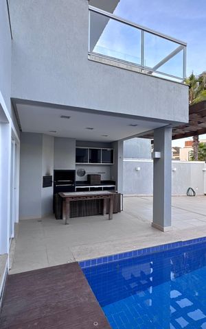 Casa de condomínio à venda com 290m², 4 quartos e 3 vagas Casa de condomínio à venda com 290m², 4 quartos e 3 vagasÁrea externa