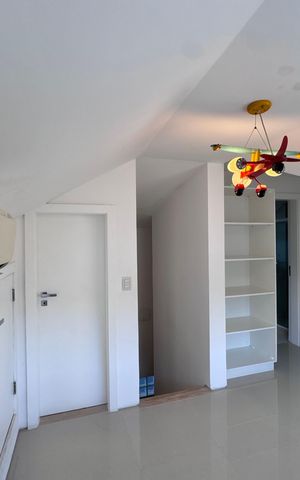 Casa de condomínio à venda com 290m², 4 quartos e 3 vagas Casa de condomínio à venda com 290m², 4 quartos e 3 vagasSótão