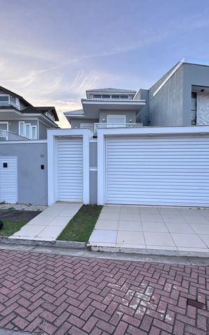 Casa de condomínio à venda com 290m², 4 quartos e 3 vagas Casa de condomínio à venda com 290m², 4 quartos e 3 vagasFachada