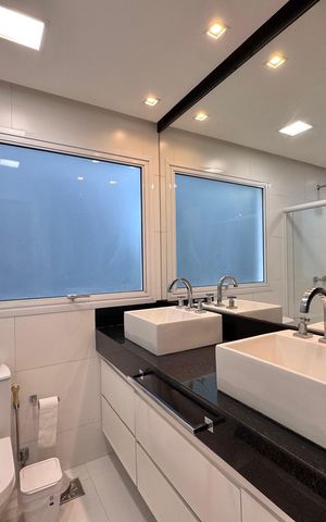 Casa de condomínio à venda com 290m², 4 quartos e 3 vagas Casa de condomínio à venda com 290m², 4 quartos e 3 vagasSuíte 1 - Banheiro