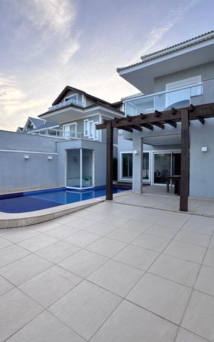 Casa de condomínio à venda com 290m², 4 quartos e 3 vagas Casa de condomínio à venda com 290m², 4 quartos e 3 vagasÁrea externa