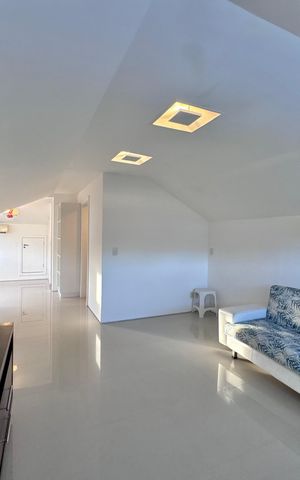 Casa de condomínio à venda com 290m², 4 quartos e 3 vagas Casa de condomínio à venda com 290m², 4 quartos e 3 vagasSótão