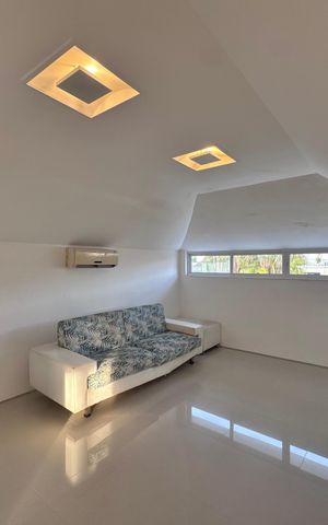 Casa de condomínio à venda com 290m², 4 quartos e 3 vagas Casa de condomínio à venda com 290m², 4 quartos e 3 vagasSótão