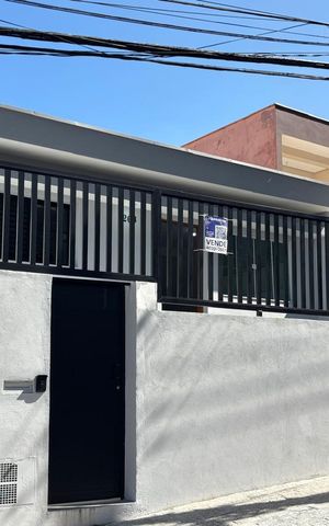 Casa à venda com 140m², 3 quartos e 2 vagas Casa à venda com 140m², 3 quartos e 2 vagasFachada