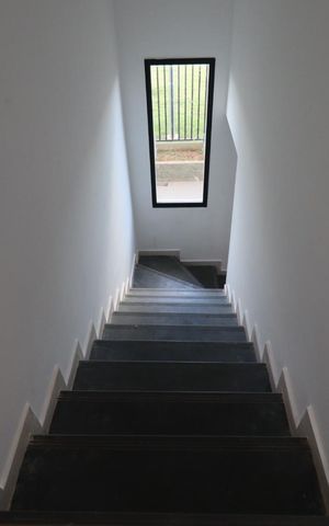 Casa de condomínio para alugar com 68m², 2 quartos e 2 vagas Casa de condomínio para alugar com 68m², 2 quartos e 2 vagasEscada