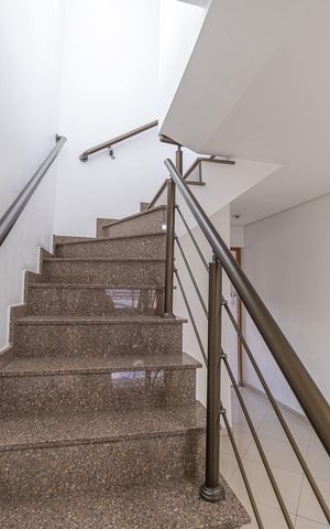 Casa à venda com 190m², 3 quartos e 6 vagas Casa à venda com 190m², 3 quartos e 6 vagasEscada