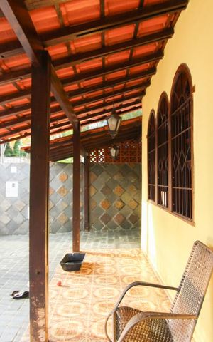 Casa à venda com 400m², 5 quartos e 4 vagas Casa à venda com 400m², 5 quartos e 4 vagasVaranda