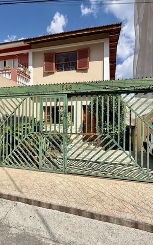 Casa à venda com 150m², 2 quartos e 2 vagas Casa à venda com 150m², 2 quartos e 2 vagasFachada