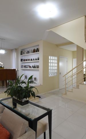 Casa de condomínio à venda com 280m², 5 quartos e 5 vagasSala