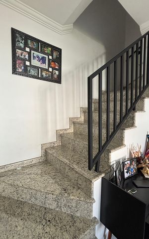 Casa à venda com 119m², 2 quartos e 2 vagas Casa à venda com 119m², 2 quartos e 2 vagasEscada