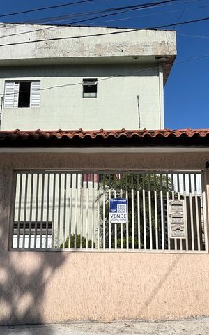 Casa à venda com 119m², 2 quartos e 2 vagas Casa à venda com 119m², 2 quartos e 2 vagasFachada