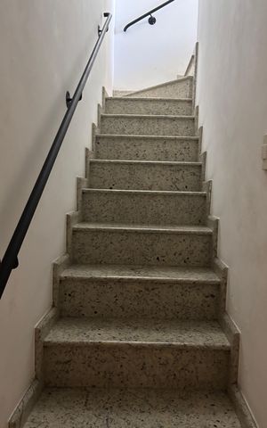 Casa à venda com 119m², 2 quartos e 2 vagas Casa à venda com 119m², 2 quartos e 2 vagasEscada