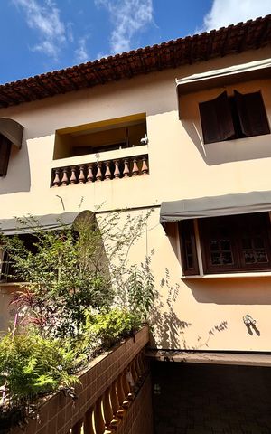 Casa à venda com 380m², 4 quartos e 4 vagas Casa à venda com 380m², 4 quartos e 4 vagasFachada