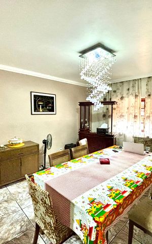 Casa à venda com 380m², 4 quartos e 4 vagas Casa à venda com 380m², 4 quartos e 4 vagasSala de Jantar
