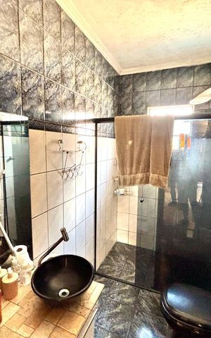 Casa à venda com 380m², 4 quartos e 4 vagas Casa à venda com 380m², 4 quartos e 4 vagasBanheiro 2