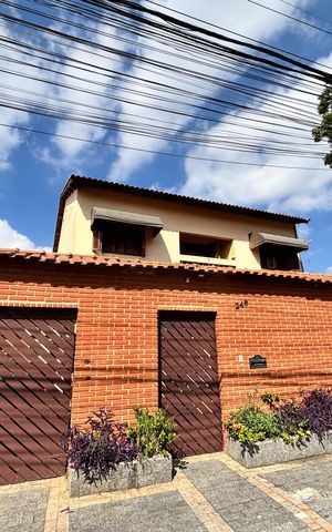 Casa à venda com 380m², 4 quartos e 4 vagas Casa à venda com 380m², 4 quartos e 4 vagasFachada
