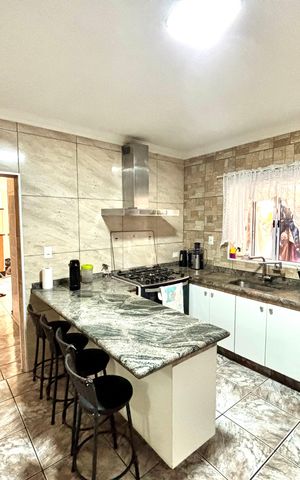 Casa à venda com 380m², 4 quartos e 4 vagas Casa à venda com 380m², 4 quartos e 4 vagasCozinha