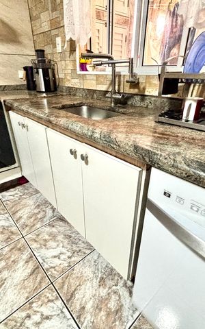 Casa à venda com 380m², 4 quartos e 4 vagas Casa à venda com 380m², 4 quartos e 4 vagasCozinha