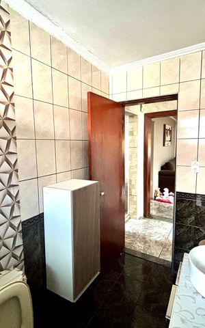 Casa à venda com 380m², 4 quartos e 4 vagas Casa à venda com 380m², 4 quartos e 4 vagasBanheiro 1