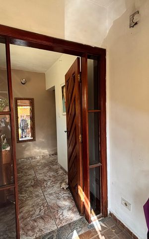 Casa à venda com 380m², 4 quartos e 4 vagas Casa à venda com 380m², 4 quartos e 4 vagasEntrada