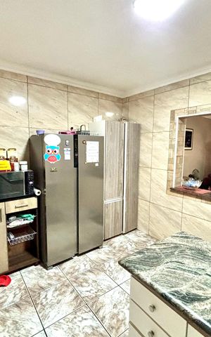 Casa à venda com 380m², 4 quartos e 4 vagas Casa à venda com 380m², 4 quartos e 4 vagasCozinha