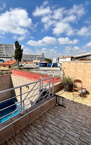 Casa à venda com 380m², 4 quartos e 4 vagas Casa à venda com 380m², 4 quartos e 4 vagasVaranda