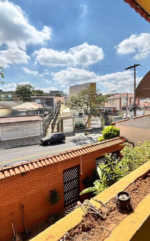Casa à venda com 380m², 4 quartos e 4 vagas Casa à venda com 380m², 4 quartos e 4 vagasVaranda