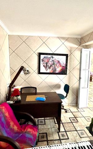 Casa à venda com 380m², 4 quartos e 4 vagas Casa à venda com 380m², 4 quartos e 4 vagasEscritório