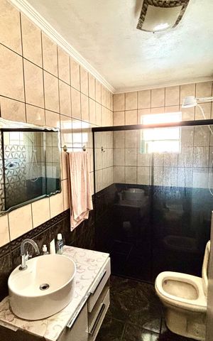 Casa à venda com 380m², 4 quartos e 4 vagas Casa à venda com 380m², 4 quartos e 4 vagasBanheiro 1