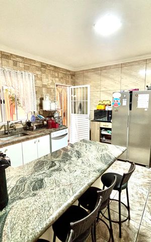 Casa à venda com 380m², 4 quartos e 4 vagas Casa à venda com 380m², 4 quartos e 4 vagasCozinha