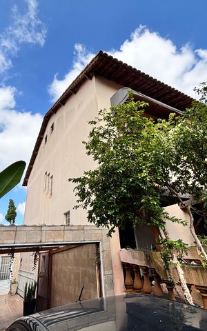 Casa à venda com 380m², 4 quartos e 4 vagas Casa à venda com 380m², 4 quartos e 4 vagasFachada