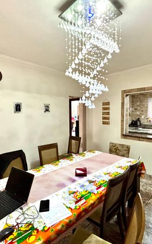 Casa à venda com 380m², 4 quartos e 4 vagas Casa à venda com 380m², 4 quartos e 4 vagasSala de Jantar
