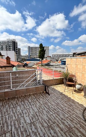 Casa à venda com 380m², 4 quartos e 4 vagas Casa à venda com 380m², 4 quartos e 4 vagasVaranda