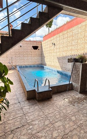 Casa à venda com 380m², 4 quartos e 4 vagas Casa à venda com 380m², 4 quartos e 4 vagasPiscina