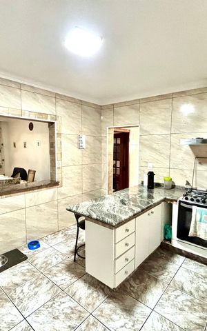 Casa à venda com 380m², 4 quartos e 4 vagas Casa à venda com 380m², 4 quartos e 4 vagasCozinha