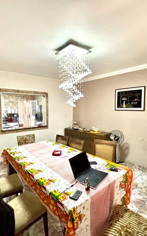 Casa à venda com 380m², 4 quartos e 4 vagas Casa à venda com 380m², 4 quartos e 4 vagasSala de Jantar