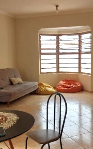 Casa à venda com 153m², 4 quartos e 3 vagas Casa à venda com 153m², 4 quartos e 3 vagasSala