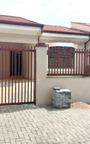 Casa à venda com 153m², 4 quartos e 3 vagas Casa à venda com 153m², 4 quartos e 3 vagasFachada
