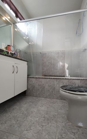 Casa à venda com 700m², 3 quartos e 7 vagasBanheiro da Suíte 1