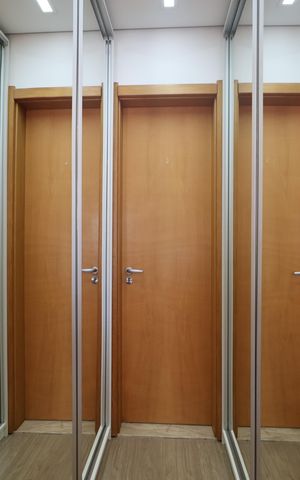 Casa de condomínio à venda com 160m², 3 quartos e 2 vagasDetalhe closet 