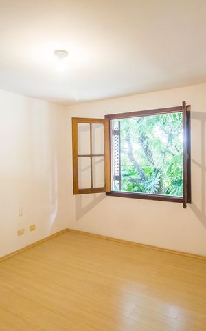 Casa de condomínio para alugar com 490m², 4 quartos e 4 vagas Casa de condomínio para alugar com 490m², 4 quartos e 4 vagasQuarto