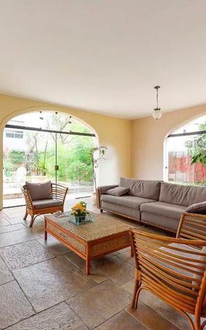 Studio à venda com 32m², 1 quarto e 1 vagaSala de estar com móveis de madeira e janelas grandes, iluminada por lâmpadas de design elegante.