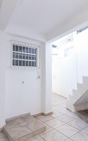 Casa à venda com 100m², 1 quarto e 1 vaga Casa à venda com 100m², 1 quarto e 1 vagaEntrada e Escada